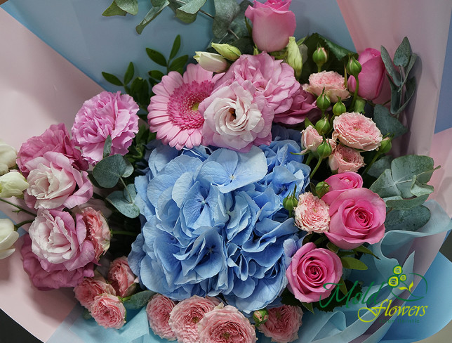 Buchet cu hortensie albastra si trandafiri roz foto